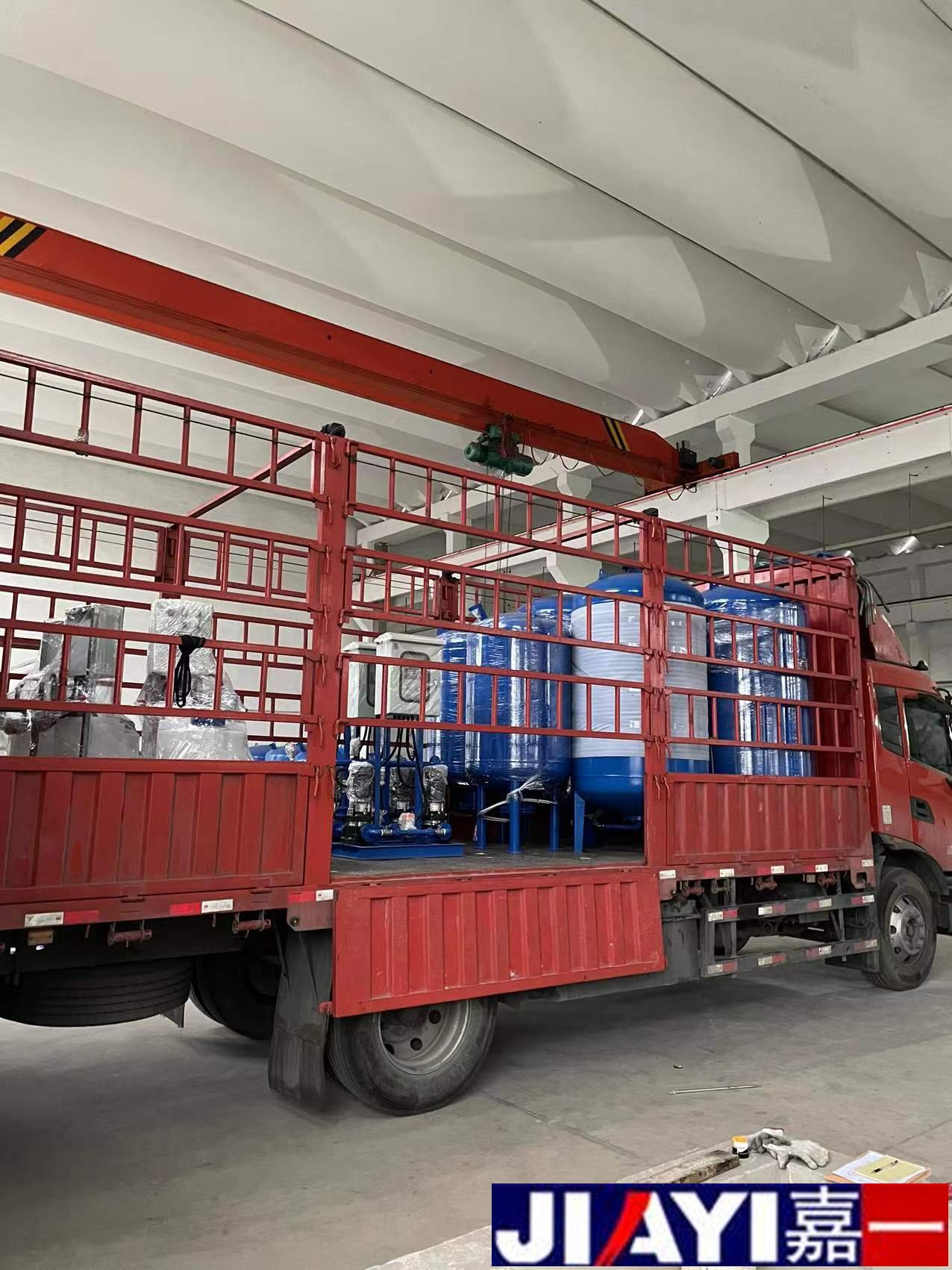 上海專車直達定壓補水機組3套，全自動加藥裝置3套，緩沖罐3個